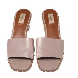 مملوكة مسبقًا صندل سلايد فالنتينو جلد سول وردي فاتح بكعب عريض وترصيع مقاس 41