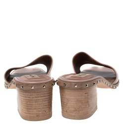 مملوكة مسبقًا صندل سلايد فالنتينو جلد سول وردي فاتح بكعب عريض وترصيع مقاس 41