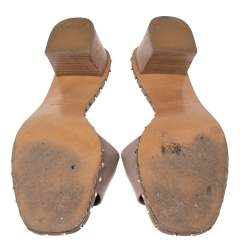 مملوكة مسبقًا صندل سلايد فالنتينو جلد سول وردي فاتح بكعب عريض وترصيع مقاس 41