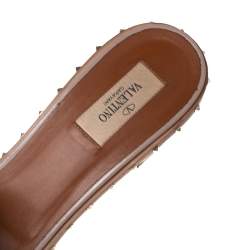 مملوكة مسبقًا صندل سلايد فالنتينو جلد سول وردي فاتح بكعب عريض وترصيع مقاس 41