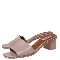 مملوكة مسبقًا صندل سلايد فالنتينو جلد سول وردي فاتح بكعب عريض وترصيع مقاس 41