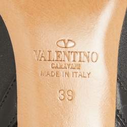 مملوكة مسبقًا حذاء بوت كاحل فالنتينو جلد أسود مرصع روكستد مقدمة مدببة مقاس 39