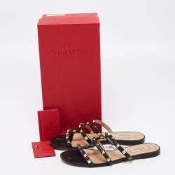 مملوكة مسبقًا حذاء سلايد فالنتينو فلات جلد أسود مرصع روكستد مقاس 38 