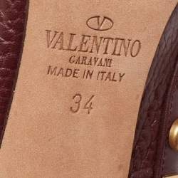 مملوكة مسبقًا صندل فالنتينو رولينغ جلد عنابي مرصع روكستد بسيور مقاس 34