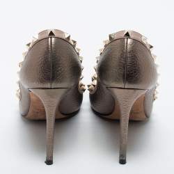 مملوكة مسبقًا Valentino Metallic Grey Leather Rockstud Pumps Size 40