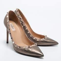 مملوكة مسبقًا Valentino Metallic Grey Leather Rockstud Pumps Size 40