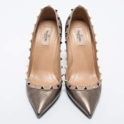 مملوكة مسبقًا Valentino Metallic Grey Leather Rockstud Pumps Size 40