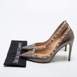 مملوكة مسبقًا Valentino Metallic Grey Leather Rockstud Pumps Size 40