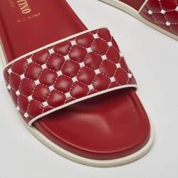 Pre Owned Valentino Red/White Quilted Leather Rockstud Pool Slides Size 37.5