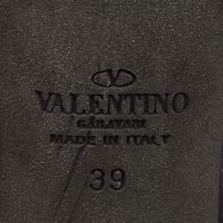 مملوكة مسبقًا Valentino Black Patent and Leather Rockstud Pumps Size 39