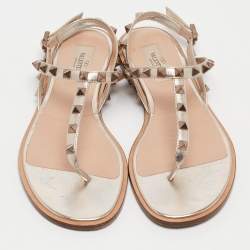 مملوكة مسبقًا Valentino Metallic Gold Leather Rockstud Thong Flat Slides Size 36.5