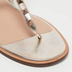 مملوكة مسبقًا Valentino Metallic Gold Leather Rockstud Thong Flat Slides Size 36.5