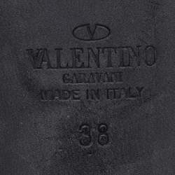 مملوكة مسبقًا صندل فالنتينو سير كاحل روكستد مزخرف كريستال جلد أسود مقاس 40