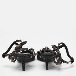 مملوكة مسبقًا صندل فالنتينو سير كاحل روكستد مزخرف كريستال جلد أسود مقاس 40