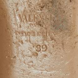 Pre Owned Valentino Beige/Pink Leather Rockstud Thong Flat Sandals  Size 39