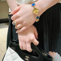 Pre Owned Van Cleef & Arpels VCARPBLZ00 Alhambra Blue Agate Yellow Gold Quartz Watch 23 mm