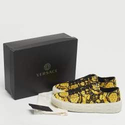 مملوكة مسبقًا حذاء رياضي فيرساتشي قماش مطبوع براقو أصفر/أسود غريكا مقاس 40