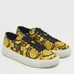 مملوكة مسبقًا حذاء رياضي فيرساتشي قماش مطبوع براقو أصفر/أسود غريكا مقاس 40