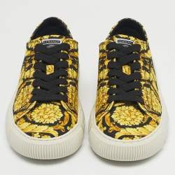 مملوكة مسبقًا حذاء رياضي فيرساتشي قماش مطبوع براقو أصفر/أسود غريكا مقاس 40