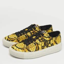 مملوكة مسبقًا حذاء رياضي فيرساتشي قماش مطبوع براقو أصفر/أسود غريكا مقاس 40