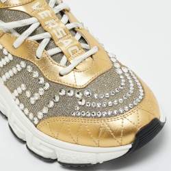مملوكة مسبقًا حذاء رياضي فيرساتشي تريجريكا جلد وحرير لوريكس فضي/ذهبي مقاس 36