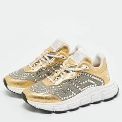 مملوكة مسبقًا حذاء رياضي فيرساتشي تريجريكا جلد وحرير لوريكس فضي/ذهبي مقاس 36