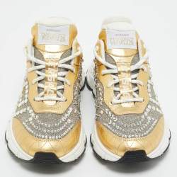 مملوكة مسبقًا حذاء رياضي فيرساتشي تريجريكا جلد وحرير لوريكس فضي/ذهبي مقاس 36