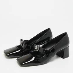 Pre Owned حذاء كعب عالي فيرساتشي جلد براءات اختراع أسود بكعب سميك مزين بشريط جياني مقاس 39