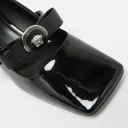 Pre Owned حذاء كعب عالي فيرساتشي جلد براءات اختراع أسود بكعب سميك مزين بشريط جياني مقاس 39