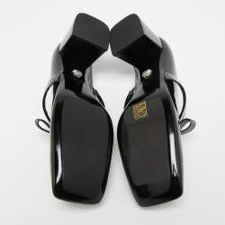 Pre Owned حذاء كعب عالي فيرساتشي جلد براءات اختراع أسود بكعب سميك مزين بشريط جياني مقاس 39