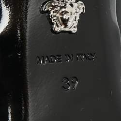 Pre Owned حذاء كعب عالي فيرساتشي جلد براءات اختراع أسود بكعب سميك مزين بشريط جياني مقاس 39