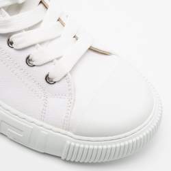 مملوكة مسبقًا Versace White Canvas Greca Medusa Logo Patch High Top Sneakers Size 39