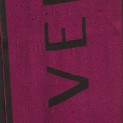 مملوكة مسبقًا شال فيرساتشي صوف بنفجسي بشعار محبوك