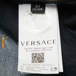 مملوكة مسبقًا بنطلون جينز سكيني دينم بأجزاء مغايرة أزرق فيرساتشي بمقاس صغير - خصر 26 بوصة