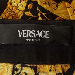 Pre Owned تنورة فيرساتشي سوداء بطبعة براقو حرير مطوية قصيرة مقاس صغير - إكس سمول