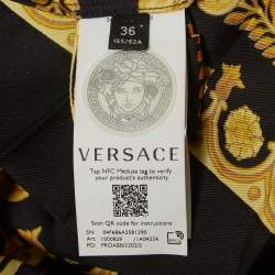 Pre Owned تنورة فيرساتشي سوداء بطبعة براقو حرير مطوية قصيرة مقاس صغير - إكس سمول