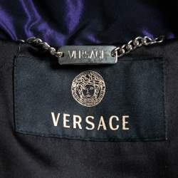 Pre Owned جاكيت فيرساتشي قماش صناعي وزغب مطبوع مورد بنفسجي منفوخ مقاس متوسط (ميديوم)