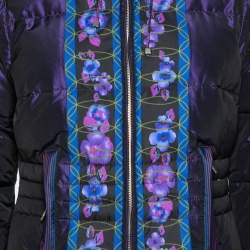 Pre Owned جاكيت فيرساتشي قماش صناعي وزغب مطبوع مورد بنفسجي منفوخ مقاس متوسط (ميديوم)