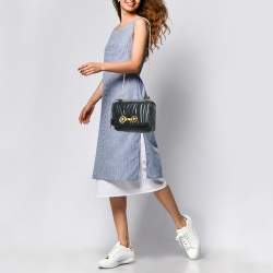 مملوكة مسبقًا حقيبة كتف فيرساتشي جلد مبطن أسود مزينة أيقونات