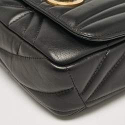 مملوكة مسبقًا حقيبة كتف فيرساتشي جلد مبطن أسود مزينة أيقونات