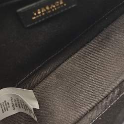 مملوكة مسبقًا حقيبة كتف فيرساتشي جلد مبطن أسود مزينة أيقونات