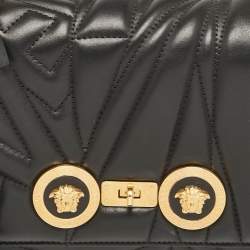 مملوكة مسبقًا حقيبة كتف فيرساتشي جلد مبطن أسود مزينة أيقونات