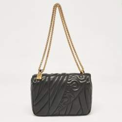 مملوكة مسبقًا حقيبة كتف فيرساتشي جلد مبطن أسود مزينة أيقونات