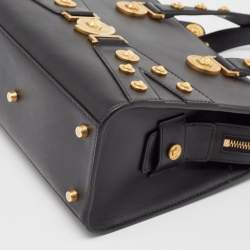 مملوكة مسبقًا حقيبة يد توتس فيرساتشي تريبوت ميدوسا جلد أسود مزخرفة