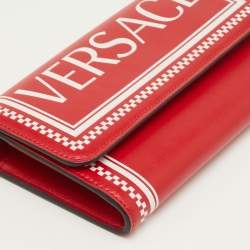 مملوكة مسبقًا Versace Red/White Leather Logo Flap Continental Wallet