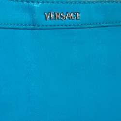 مملوكة مسبقًا حقيبة فيرساتشي جلد زرقاء فاتحة بسحاب محيط