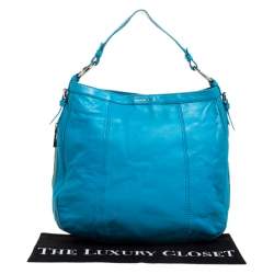 مملوكة مسبقًا حقيبة فيرساتشي جلد زرقاء فاتحة بسحاب محيط