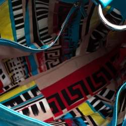 مملوكة مسبقًا حقيبة فيرساتشي جلد زرقاء فاتحة بسحاب محيط