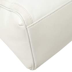 مملوكة مسبقًا حقيبة ساتشل فيرساتشي جلد أبيض مزين ميدوسا بارز