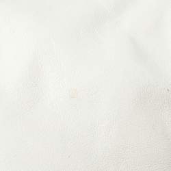 مملوكة مسبقًا حقيبة ساتشل فيرساتشي جلد أبيض مزين ميدوسا بارز